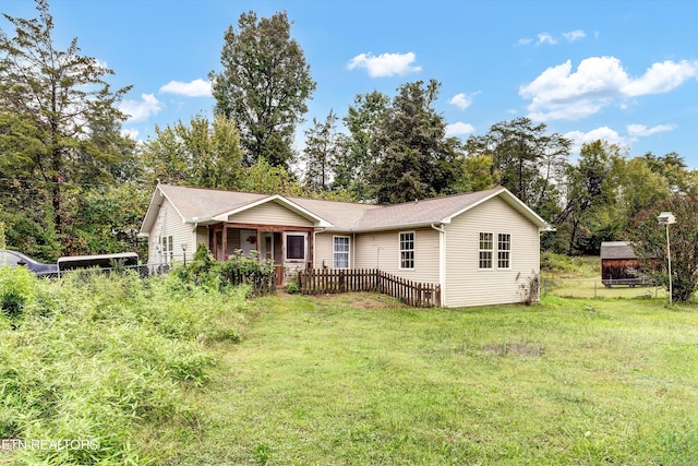 view of front of house featuring a front lawn