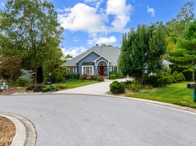 view of front of property featuring a front yard