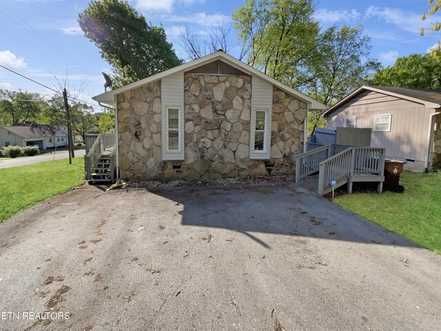 view of front of property with a front lawn