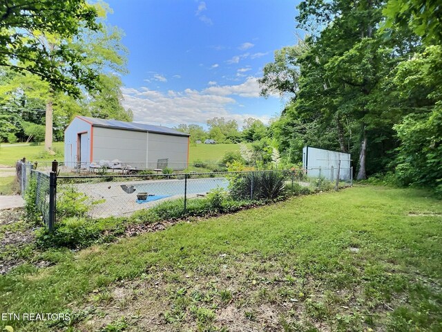 view of yard featuring an outbuilding