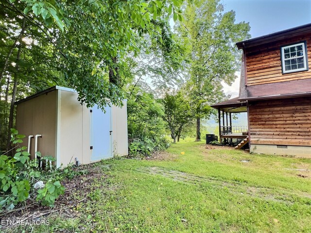 view of yard with a storage shed