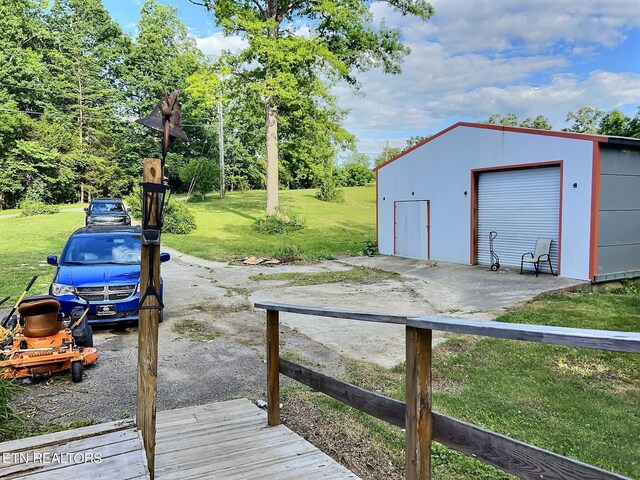 view of yard with an outdoor structure and a garage