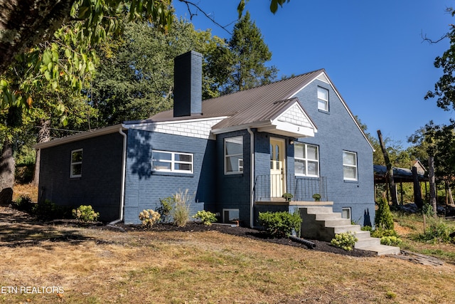 view of front of house featuring a front lawn