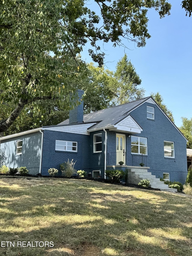 view of front facade with a front lawn