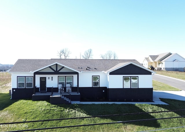 view of front of property featuring covered porch and a front yard