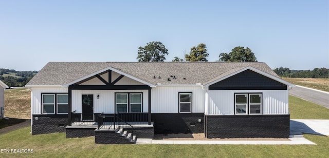 view of front of property featuring a porch and a front lawn