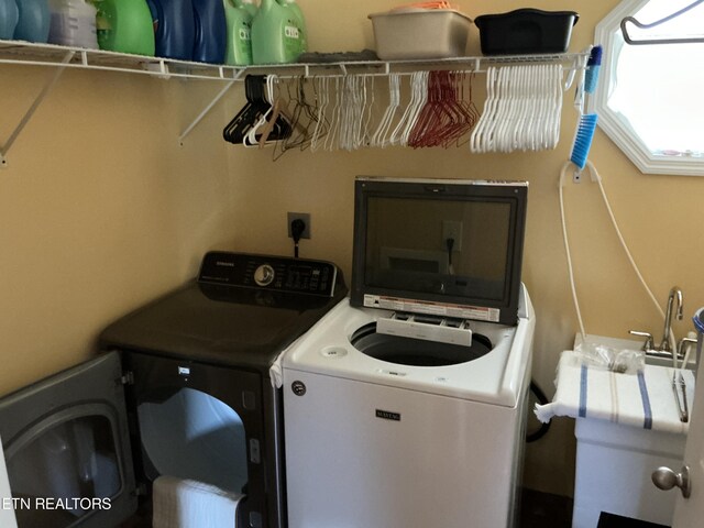 laundry room featuring washer and clothes dryer