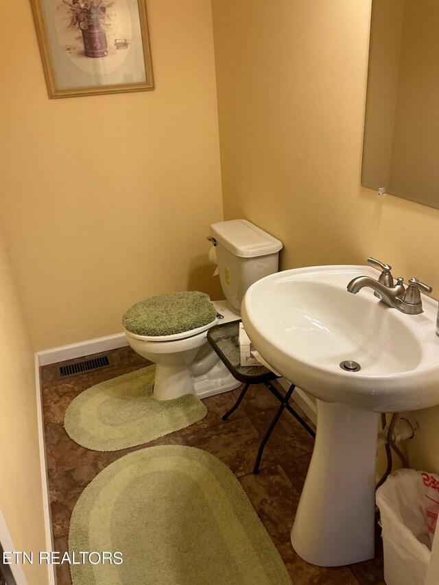 bathroom featuring sink and toilet