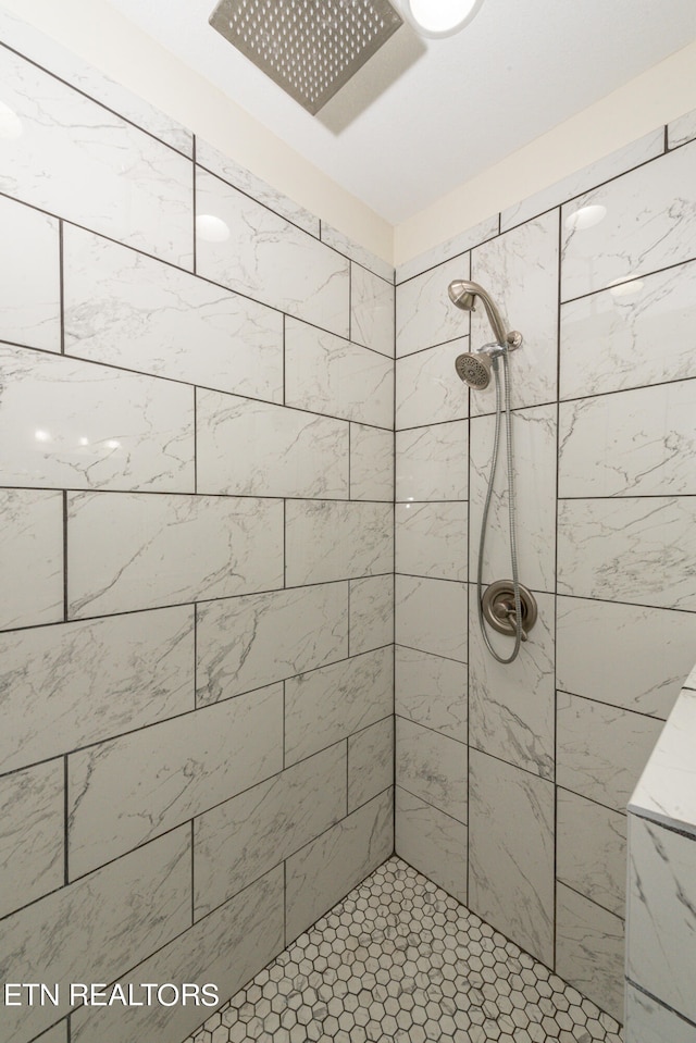 bathroom featuring tiled shower