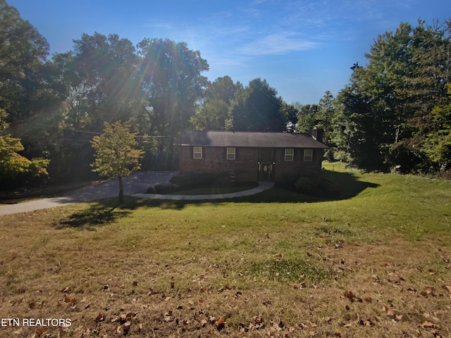 view of front of house featuring a front yard