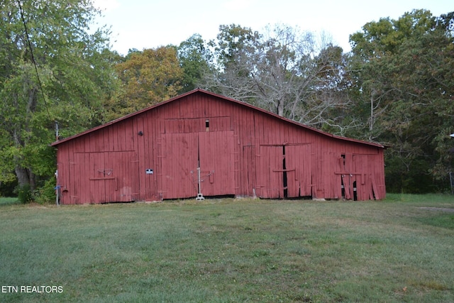 view of outdoor structure featuring a lawn