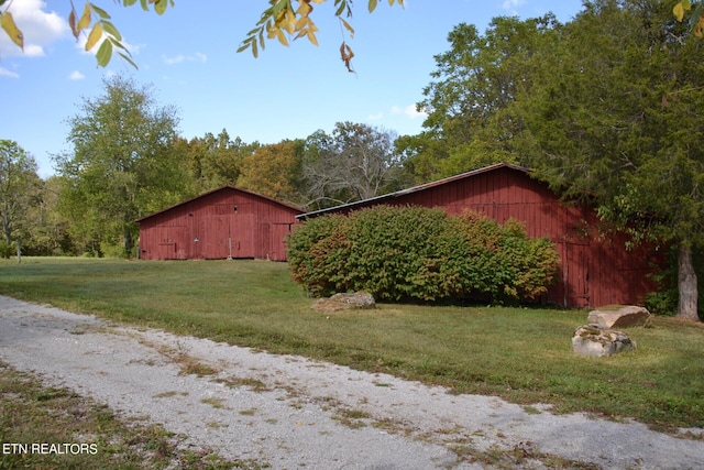 view of yard with an outdoor structure