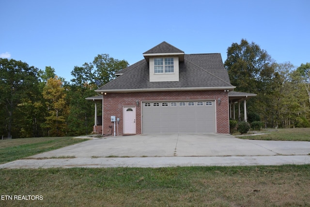 view of front of property featuring a front lawn and a garage