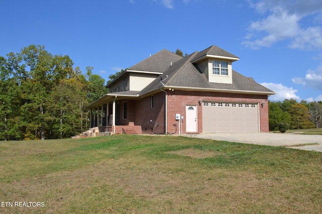 view of front facade featuring a front yard and a garage