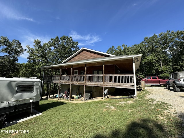 view of front of house with gravel driveway and a front lawn