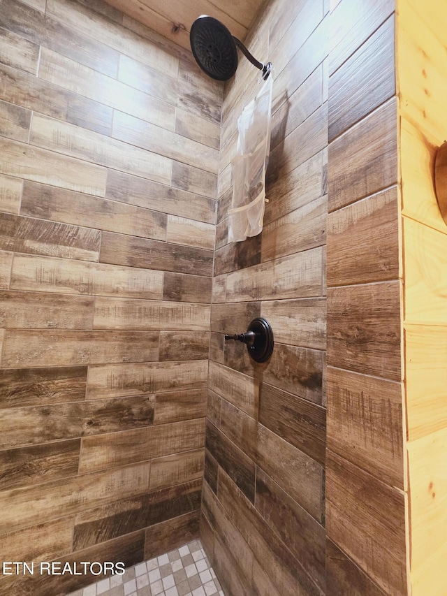 full bathroom featuring tiled shower