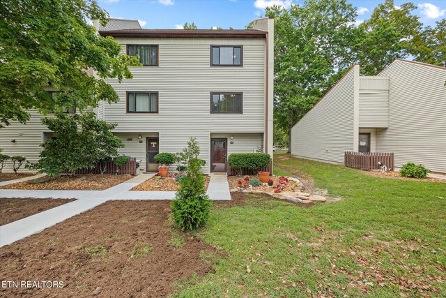 view of front of property with a front yard