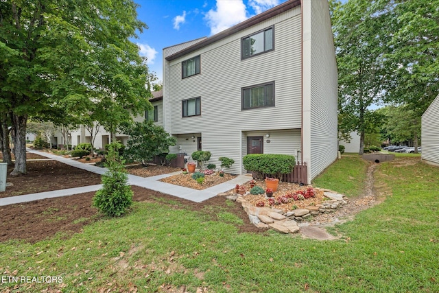 view of front of property featuring a front yard