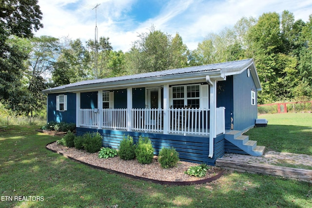 view of front of property featuring a front lawn and a porch