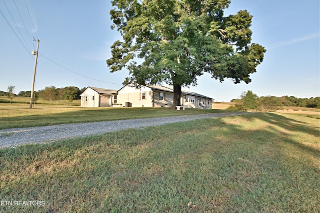 view of front of house featuring a front lawn