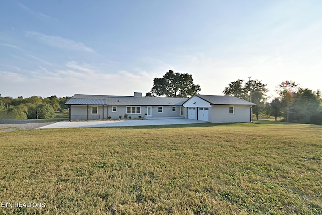 ranch-style home featuring a front lawn and a garage