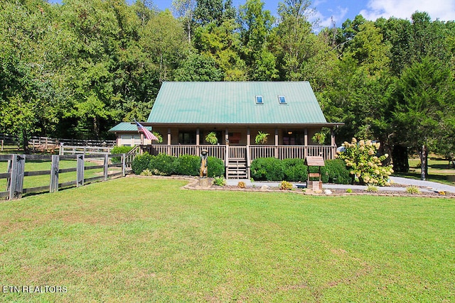 view of front of home featuring a front yard