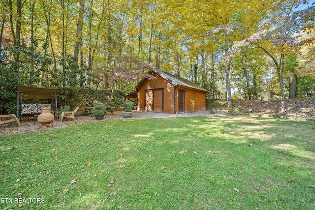 view of yard with an outbuilding