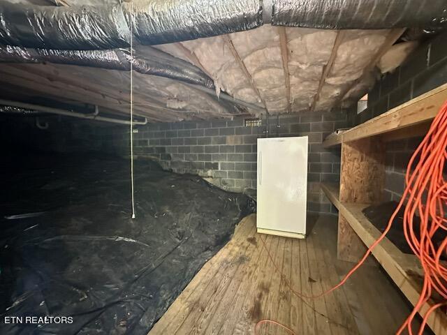 230 Penni Ln, Townsend, TN 37882 - inside crawl space with concrete block wall