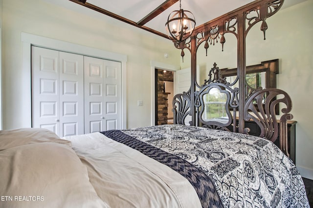 bedroom featuring a notable chandelier and a closet