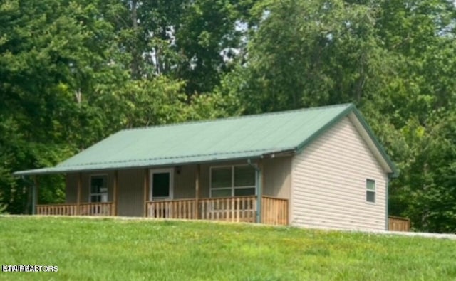 view of front of home featuring a front yard and covered porch