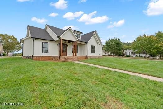 view of front of property with a front yard