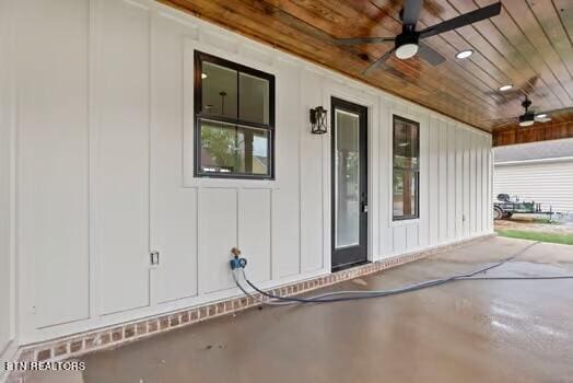 property entrance featuring ceiling fan and covered porch