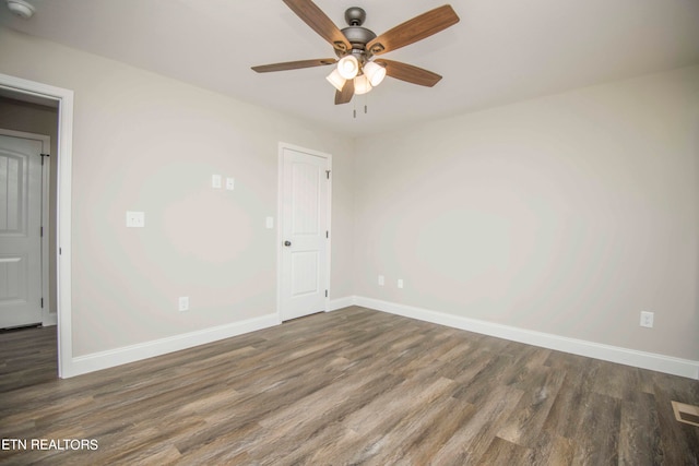 unfurnished room featuring dark wood-type flooring and ceiling fan