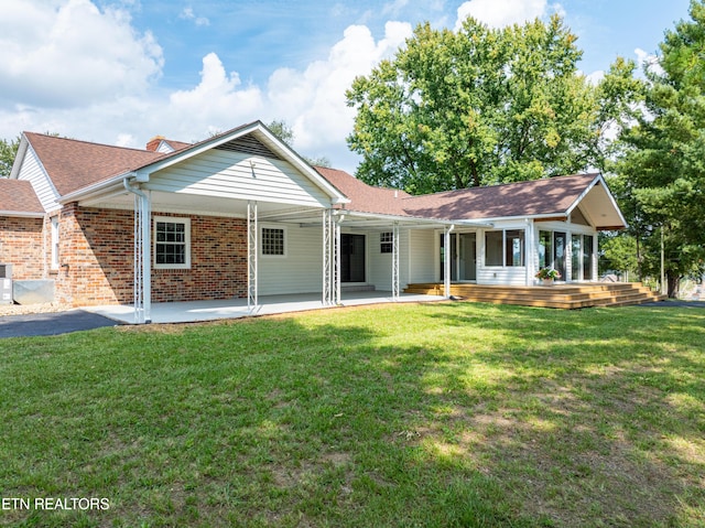 view of front of property featuring a front lawn