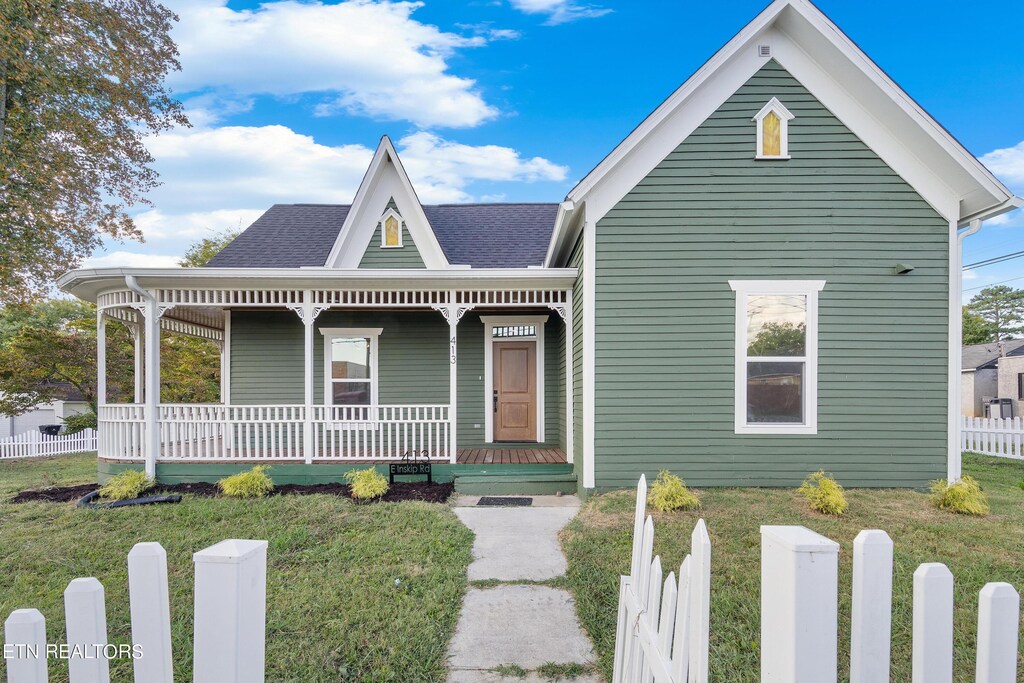 view of front of home with a front lawn and covered porch