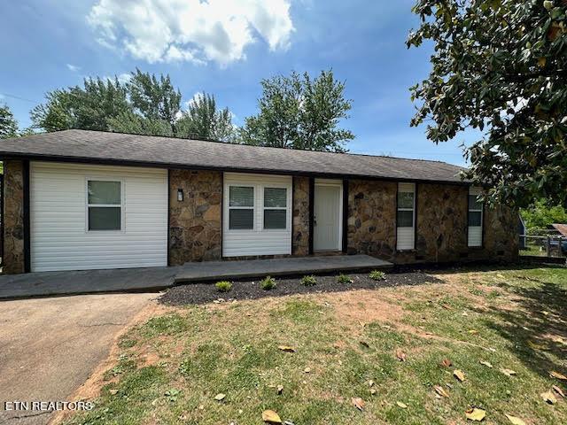 617 Ardmore Cir, Maryville, TN 37804 - ranch-style house featuring a front lawn and stone siding