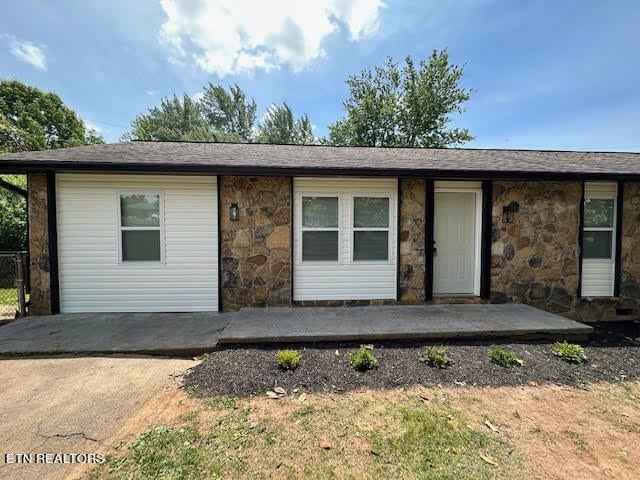617 Ardmore Cir, Maryville, TN 37804 - ranch-style home with stone siding and a patio