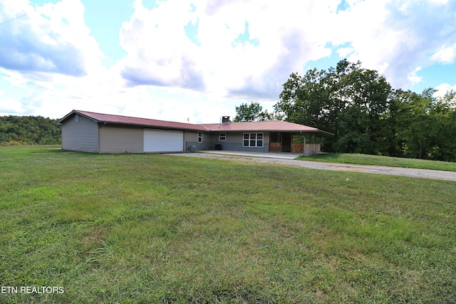 view of front facade with a front lawn