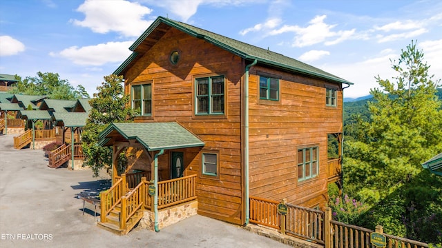 view of front of property featuring a porch