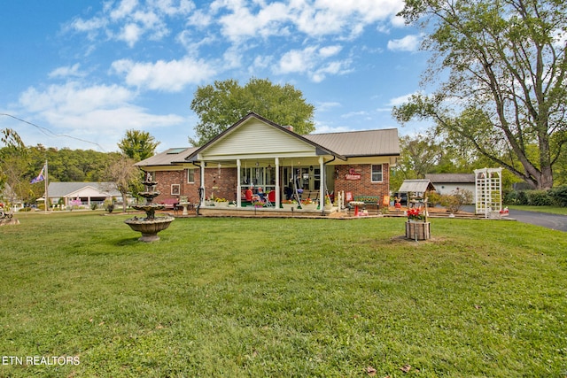 view of front of home featuring a front lawn