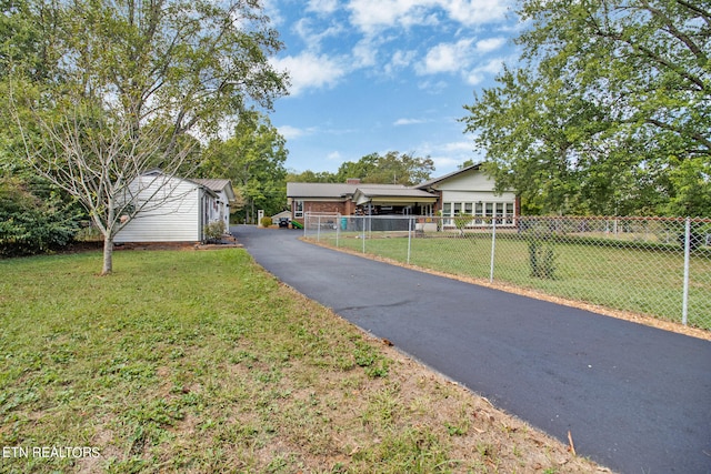 view of front of property featuring a front lawn