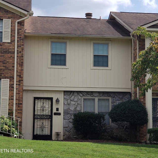 view of front of home with a front yard