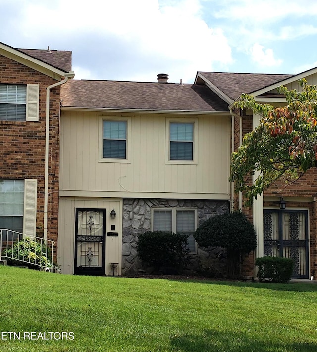 view of front of house featuring a front lawn