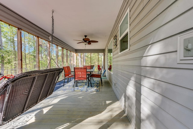 sunroom with ceiling fan