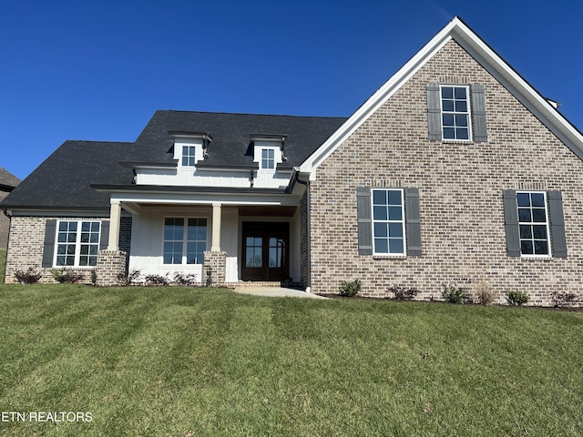 view of front facade featuring a front yard