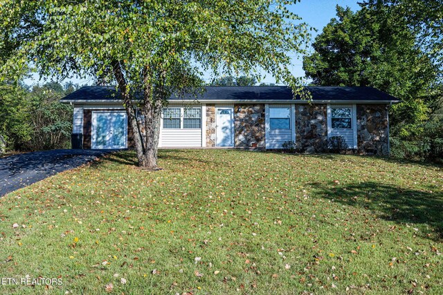 single story home featuring a front lawn