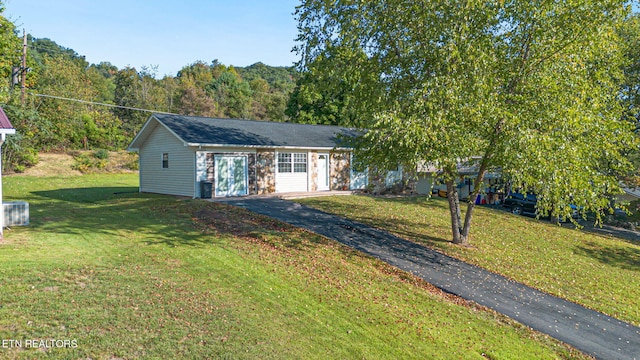 view of front facade with a front lawn