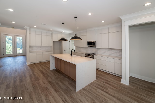 kitchen featuring a sink, stainless steel appliances, white cabinetry, modern cabinets, and dark wood-style flooring