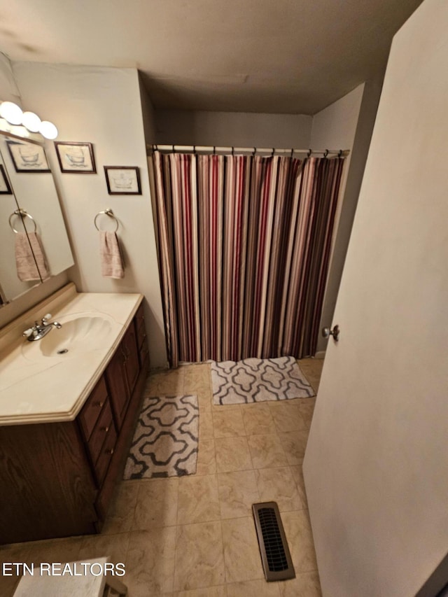 600 W 7th Ave, Lenoir City, TN 37771 - bathroom with curtained shower, visible vents, and vanity