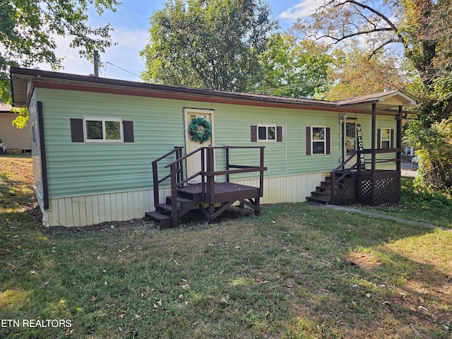 view of front of property featuring a front lawn